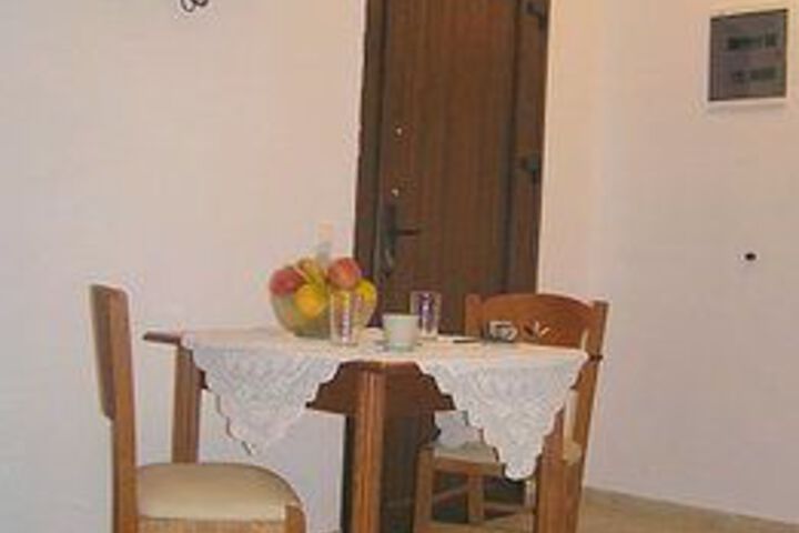 Room 6 of 8
