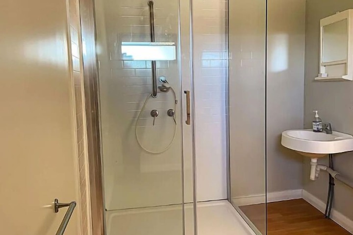 Room 6 of 10