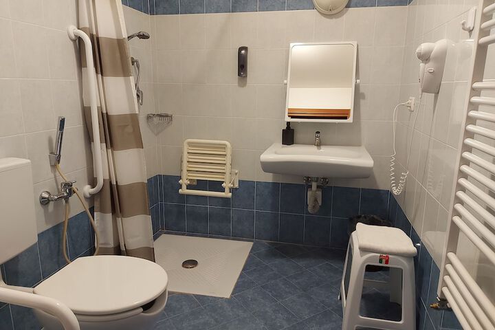 Room 7 of 8