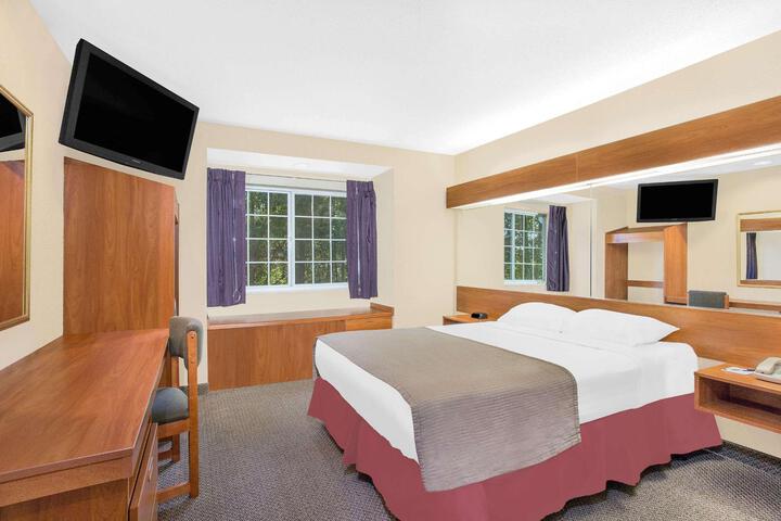 1 Queen Bed (16 of 25)