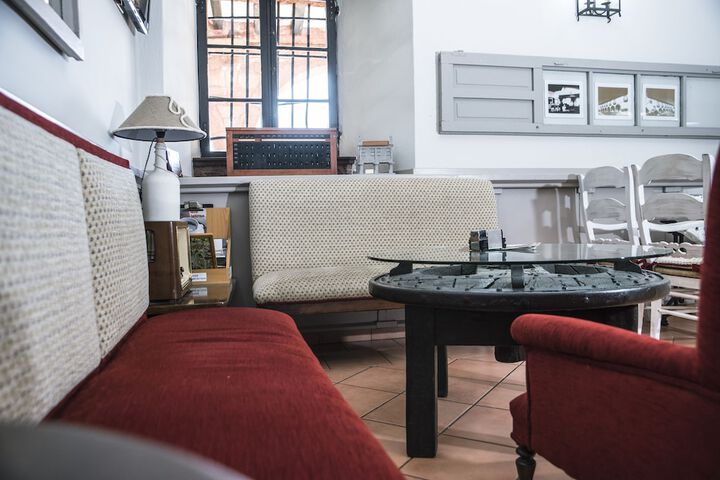 Lounge 36 of 64