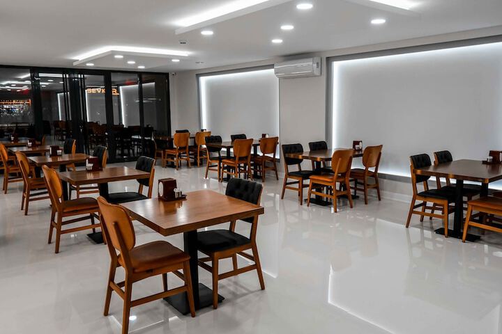 Dining 30 of 46