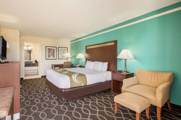 1 King Bed (8 of 13)