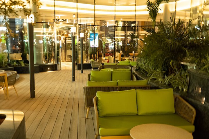 Lounge 34 of 46