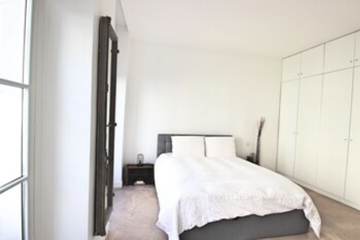 Room 2 of 8