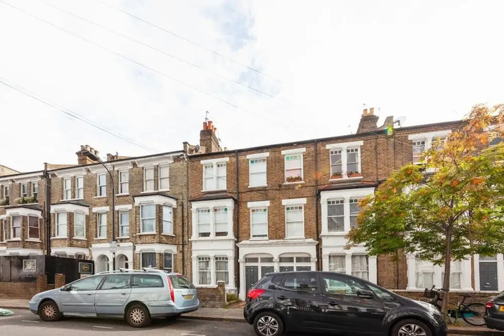 Lovely 2 Bed Apt W / patio nr Shepherds Bush