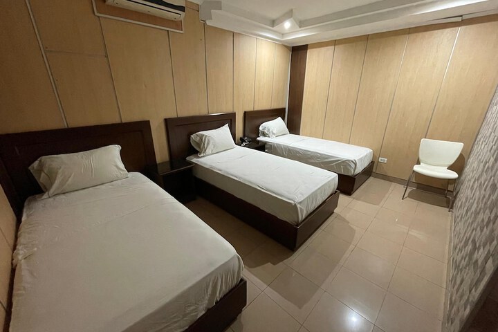Room 6 of 9