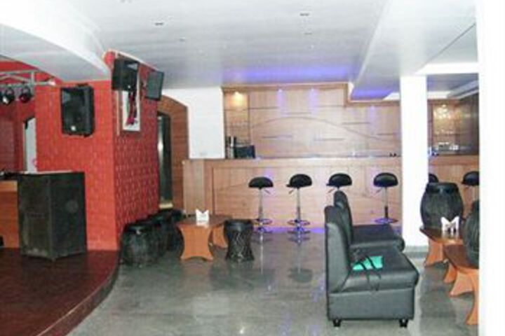 Lounge 8 of 21