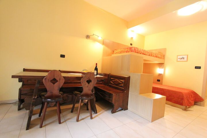 Room 6 of 10