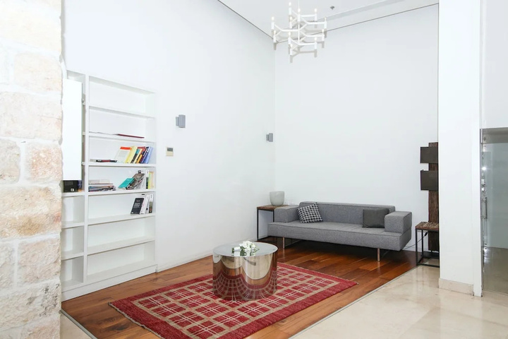 Room 6 of 32