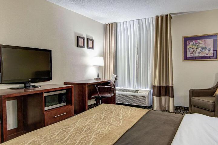 1 King Bed (3 of 18)