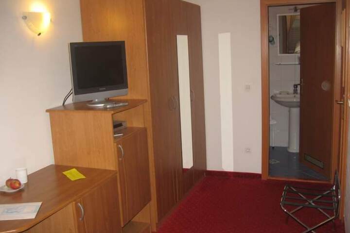 Room 15 of 42