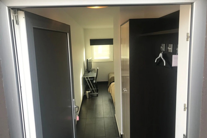 Room 5 of 11