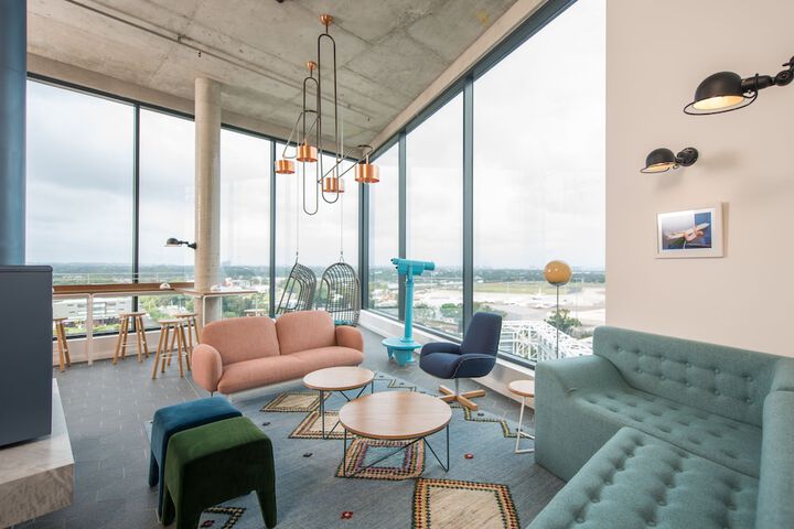 Lounge 74 of 81
