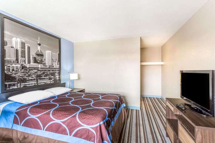 1 Queen Bed Room