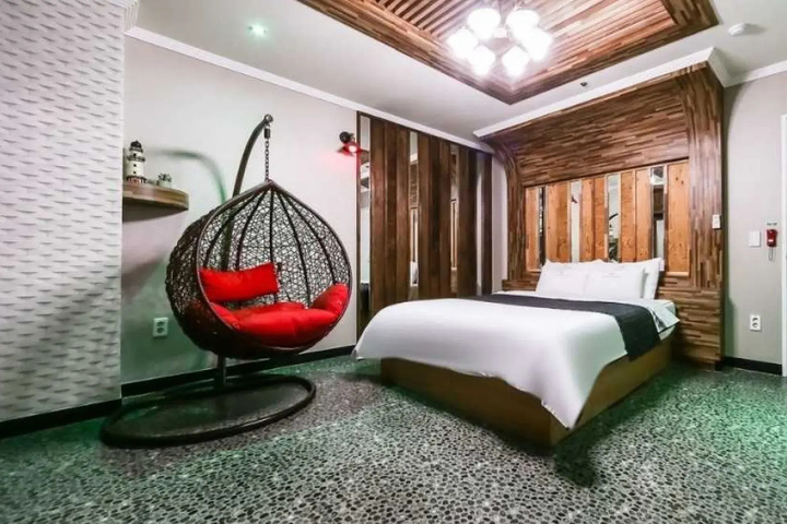 Room 4 of 23