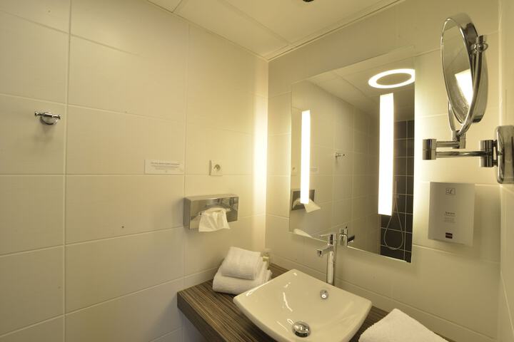 Room 32 of 75