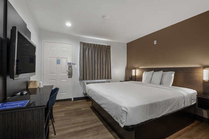1 King Bed (3 of 6)