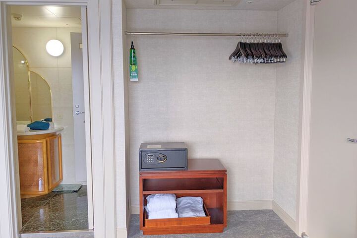 Room 15 of 110