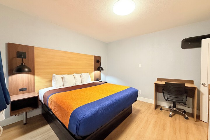Room 8 of 18