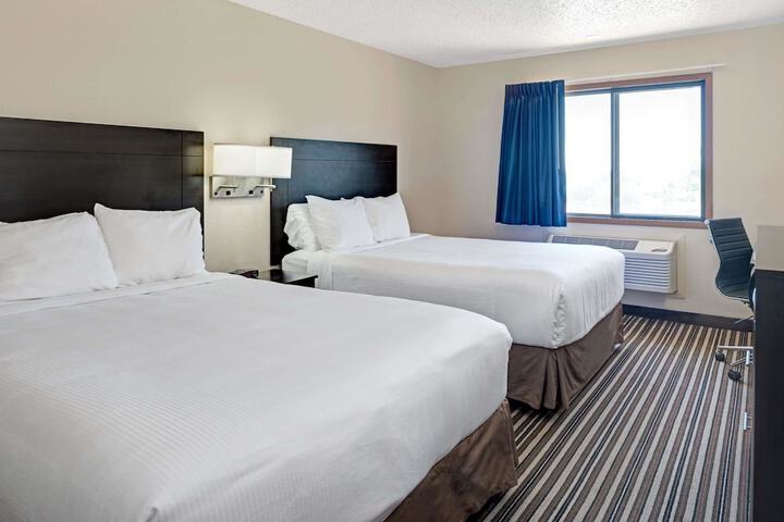 1 Queen Bed (9 of 10)