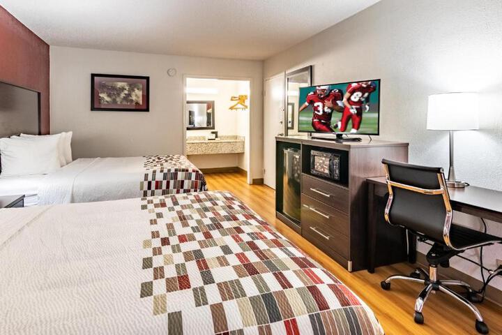 Standard Queen Bed Kitchenette Accessible (1 of 10)
