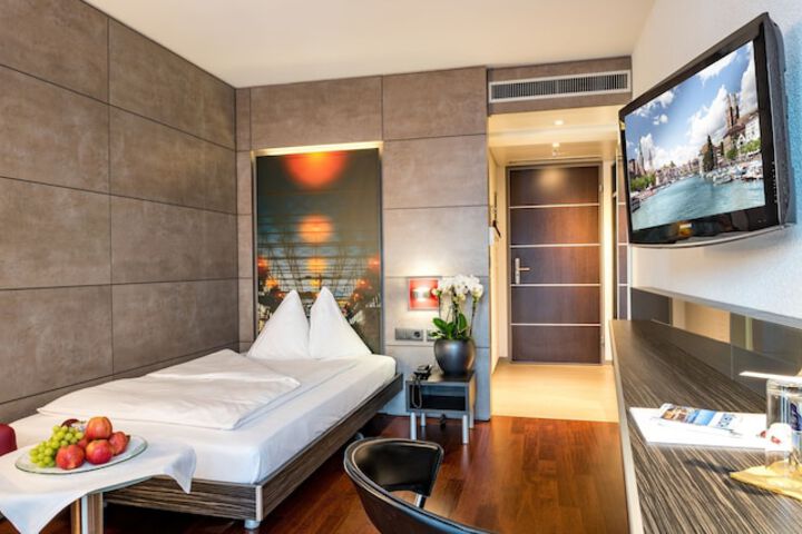 Room 15 of 40