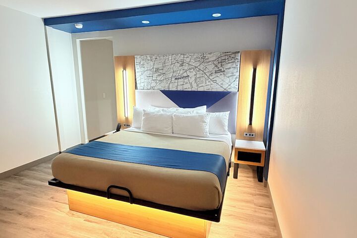 Room 10 of 32