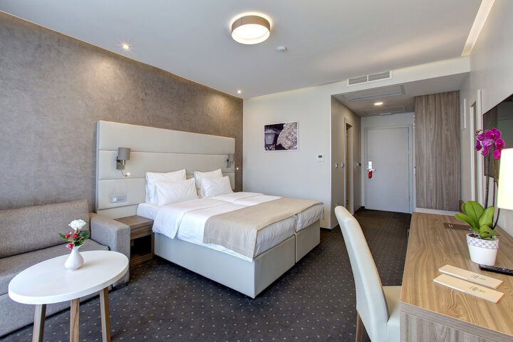 Room 37 of 136