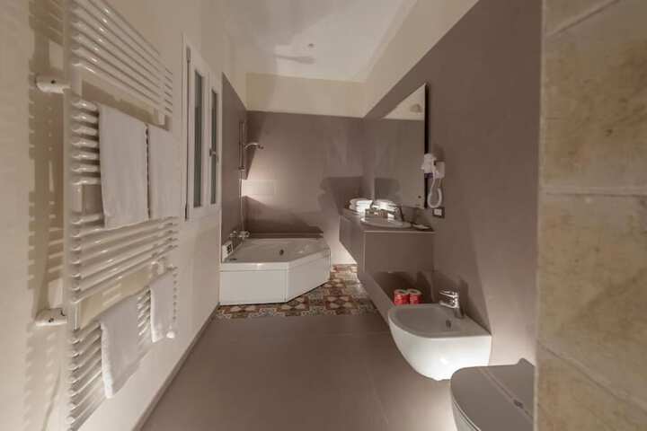 Room 18 of 46