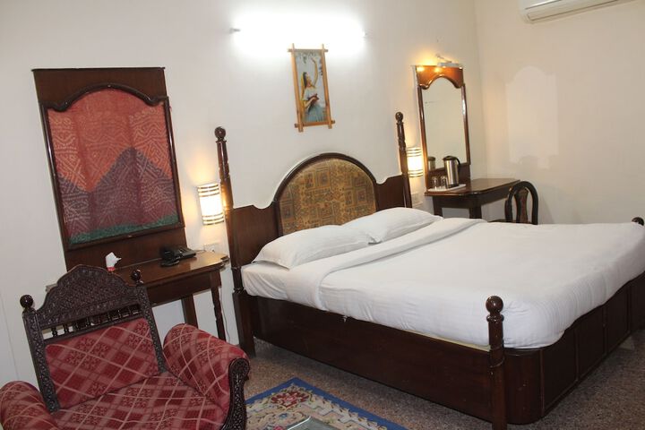 Room 5 of 18