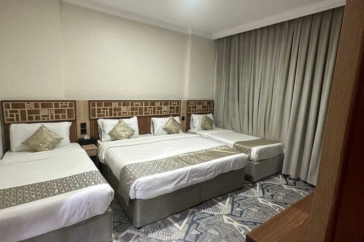 Room 4 of 7