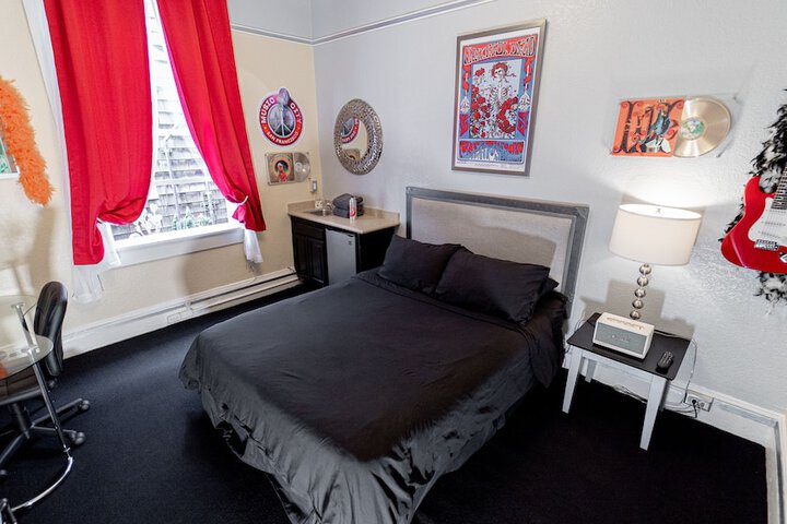 Queen Bed Shared Bathroom (11 of 21)