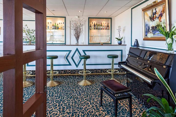 Lounge 41 of 52