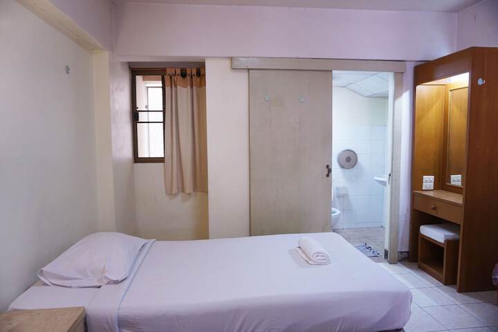 Room 9 of 25