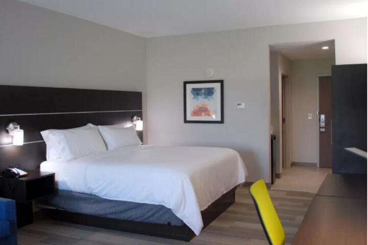 1 King Bed (1 of 11)
