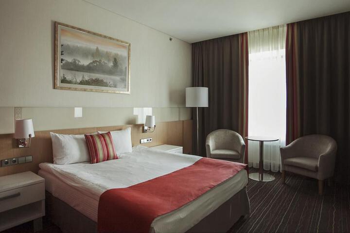 Room 6 of 10