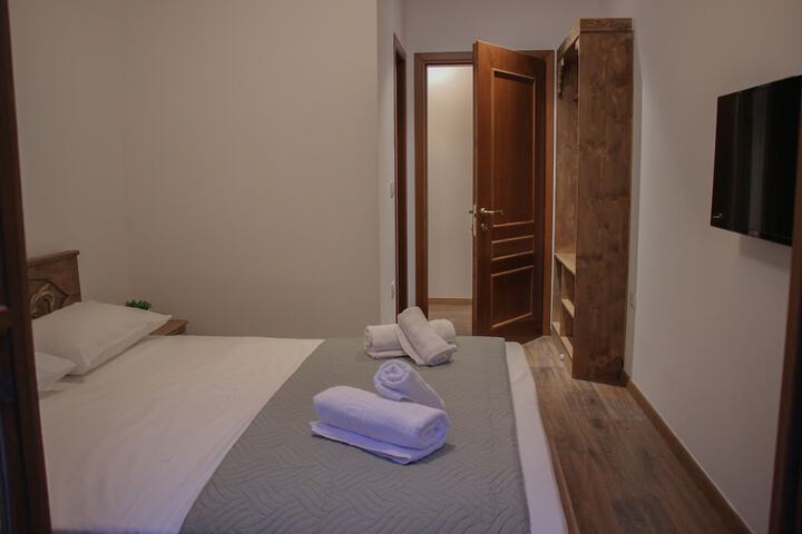 Room 4 of 18