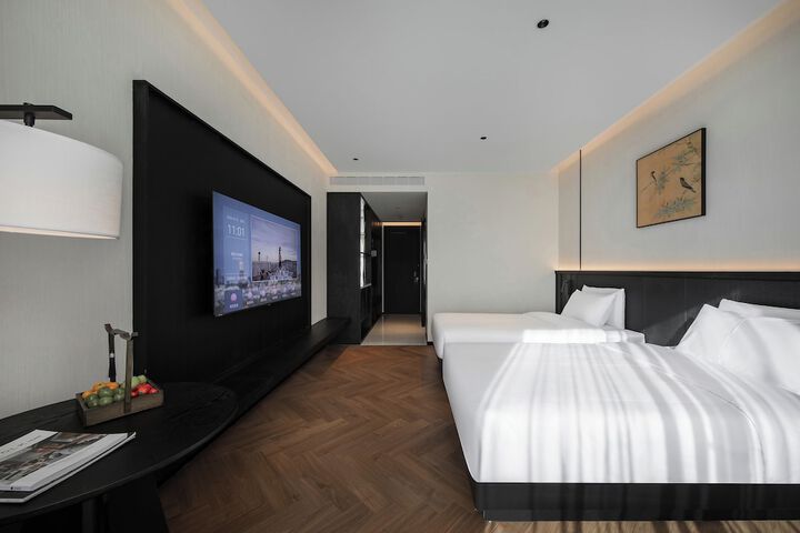 Room 8 of 143