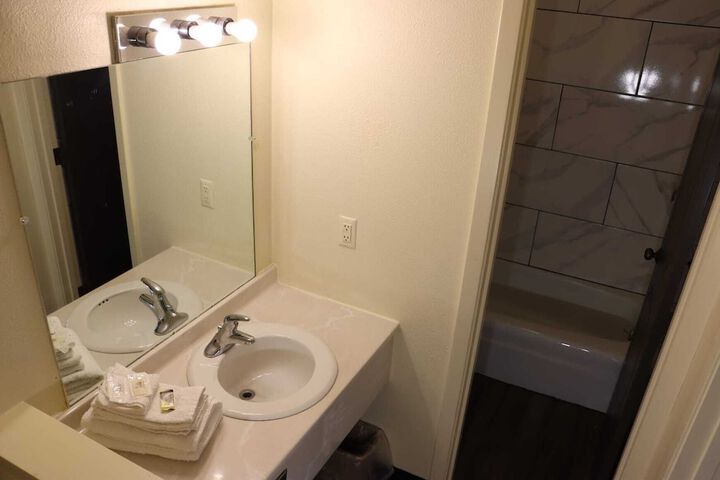 Room 33 of 43