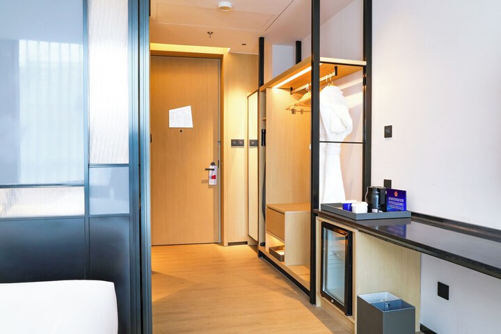 Room 12 of 41