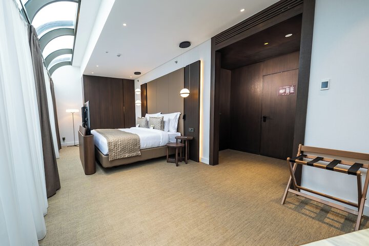 Room 94 of 200