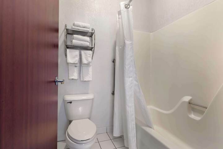 2 Queen Beds Microwave and Refrigerator Full Breakfast (5 of 7)
