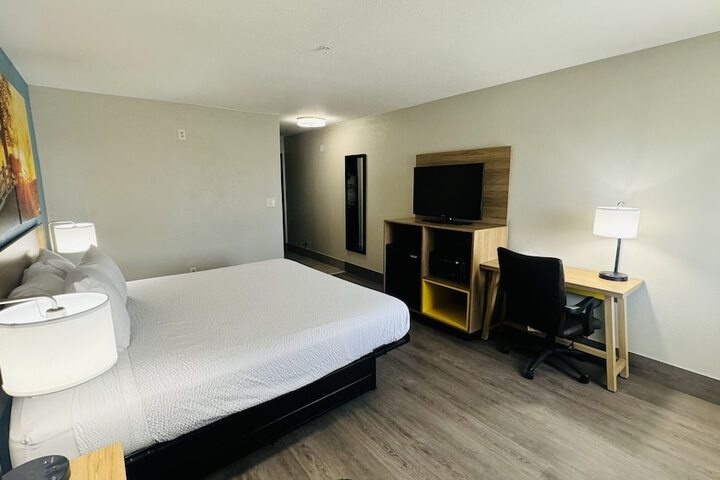 1 King Bed (6 of 11)