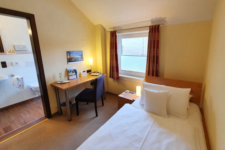 Room 25 of 63