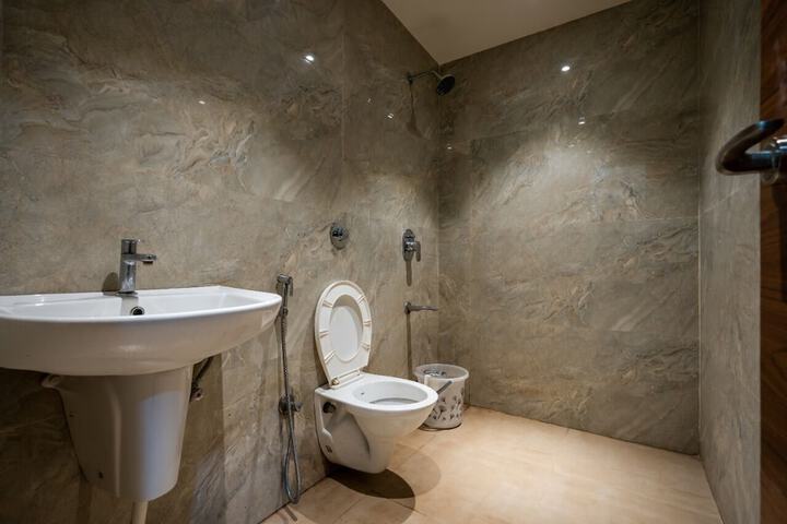 Room 6 of 11