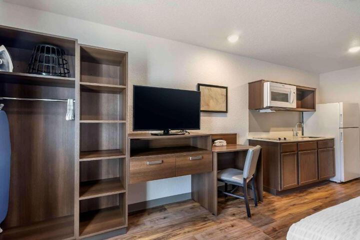 Standard Studio 1 Queen Bed (7 of 11)