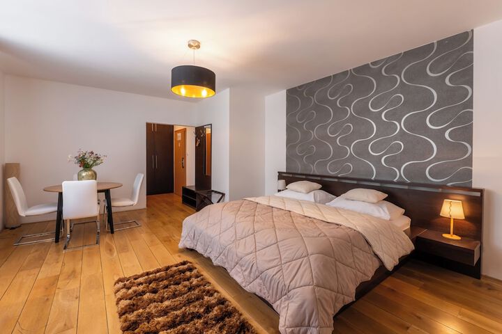 Room 4 of 8