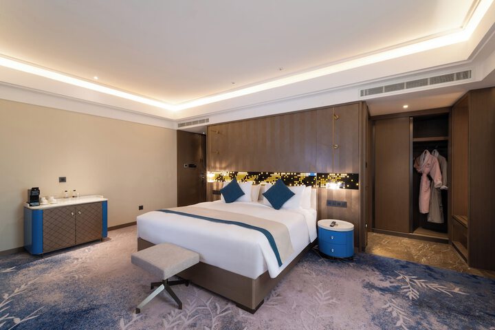 Room 17 of 80