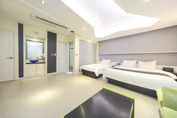 Room 36 of 80